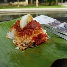 Iya, ini di medan memang semua pakai daun pisang, kak, ciri khas kami. Nasi Lemak Daun Pisang Photos Facebook