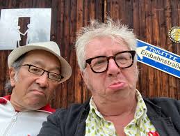 FREUNDSCHAFT IM HOF: Freunde musizieren im Hof mit der Raketenumschau und  Freund*innen