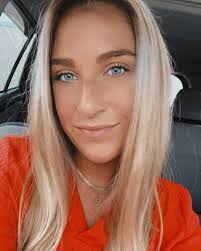 Marisa Gale's Instagram, Twitter & Facebook