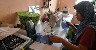 Jahit merupakan proses penting dalam serangkaian proses pembuatan berbagai jenis pakaian, seperti kaos, kemeja, jaket, polo, dan jersey. Bantuan Mesin Jahit Percuma