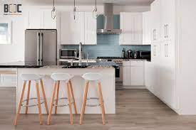 If you've been thinking about renovating your home and are shopping around for new kitchen cabinet doors, classic solid wood is most likely high up on your list. Pre Assembled White Shaker Solid Wood Kitchen Cabinets