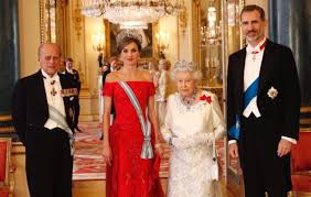 La familia real española, en crisis. La Corte Inglesa A Los Pies De Los Reyes De Espana Casa Real De Espana No Oficial