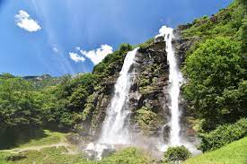 The falls are located in borgonuovo dell'acquafraggia and parts visible from the street are only the most striking, but not the only ones. Acqua Fraggia Waterfalls Piuro To Visit In The Alps