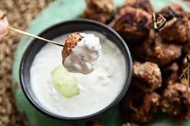 Einfaches Und Nicht So Starkes Tzatziki Mit Dem Thermomix In 2020 Tzatziki Thermomix Lebensmittel Essen