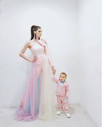 Desainnya yang elegan, akan membuat penampilan setiap orang jadi semakin menawan. 12 Inspirasi Baju Kondangan Ala Selebritas Yang Kompak Buat Mama Dan Si Kecil Lucu Dan Bikin Gemas