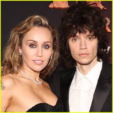 Phoebe Waller-Bridge Makes Rare Appearance with Partner Martin McDonagh at  Golden Globes 2023!