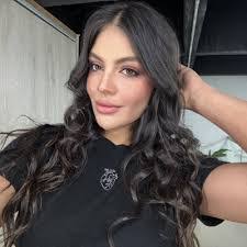 Paola Arroyo's Instagram, Twitter & Facebook