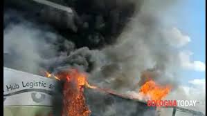 Un uomo che stava lavorando su un terreno agricolo è morto schiacciato dal proprio trattore che si è ribaltato. Incidente In A14 A Bologna Le Testimonianze Ci Siamo Chiusi Dentro Che Paura Deja Vu Incredibile Video