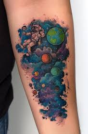 Как делают тату в стиле акварель. Space Walking Tattoo Tattoodesign Tattoos For Guys Tattoos Planet Tattoos