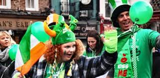 Son muchas las lagunas y contradicciones que encontramos en la biografía del primer obispo católico de irlanda y quien pasaría a la historia como san patricio nació con el nombre de maewyn succat entre los años 387 y 389 en algún lugar próximo a la costa oeste. San Patricio Todo Lo Que Tienes Que Saber Sobre Esta Festividad