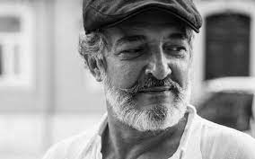 O ator rogério samora, de 62 anos, teve uma paragem cardiorrespiratória no decorrer das gravações da novela amor amor, informa a sic em comunicado. Rogerio Samora O Verdadeiro Estado De Saude Ator Foi Vitima De Sindrome De Morte Subita Nova Gente