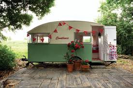 Traumhaftes Campen Hinterhof Spielhaus Retro Wohnwagen Wohnen