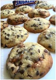 Recette De Cookies Americains Aux Snickers En 2020 Cookies Recette Cookies Moelleux Recette Cookie Americain