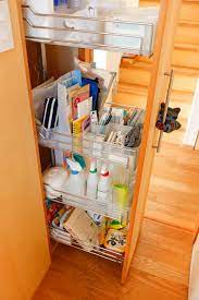 床から天井までの高さのある引き出し式の収納は パントリーとして また尚美さんの書斎代わりとして仕事まわりのものに活用 子供のおやつも 出しておくと食べられちゃうので かごに入れて保管 クローゼット 収納 収納 コツ 収納