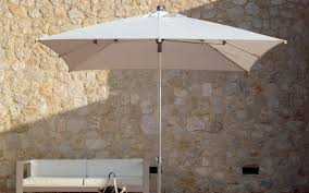 Inventé par deux jeunes français, originaires de toulouse et perpignan, ce parasol au design original ne s'envole pas, même en cas de vent fort. Parasol Comment Faire Pour Qu Il Resiste Au Vent La Maison Du Parasol