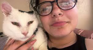 Teenager adopts a cat who has just months to live
