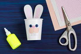 J'ai voulu jouer avec des oeufs de pâques en plastique cette année, mais je ne savais pas quoi faire. Gobelet De Paques Un Lapin De Paques Facile Et Adorable