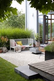 dieartigeblog gartenbank mit kissen in rosa und zitronengelb kies terrasse g dieartigeblog gartenbank m herb garden design garden bench backyard landscaping rosa und zitronengelb kies terrasse