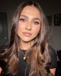 Cześć ! Przyszła pora na przedstawienie się nowo przybyłym tu osobom :)  Nazywam się Alicja Mazur-Wilk. Mam 32 lata, z wykształcenia jestem  kosmetologiem oraz absolwentką wrocławskiej szkoły Pro Academy School of  Makeup.