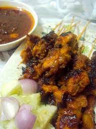 Pastu celupkan serai dalam minyak dan tepuk atas satay masa bakar. Resipi Satay Ayam Ayam Tandoori Kacang