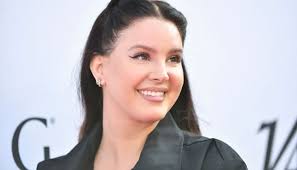 Lana Del Ray leaning towards motherhood after mystery breakup