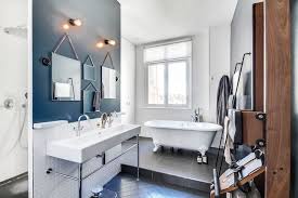 Idées déco pour une salle de bain méditerranéenne avec un placard à porte plane, des portes de placard en bois brun, une baignoire posée, un carrelage blanc, un mur blanc, une vasque, un plan de. Miroir Salle De Bains Inspiration Deco Cote Maison