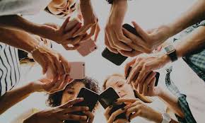 Pide dejar de usar redes sociales por...