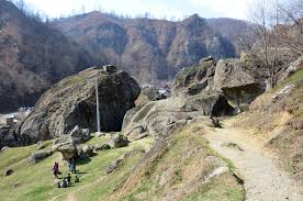 Adormirea maicii domnului, până în anul 1918, iar mai apoi şi izvorul tămăduirii. Pe Plaiuri Muscelene ScurtÄƒ Dar GrozavÄƒ DrumeÈ›ie CÄƒtre MÄƒnÄƒstirea CetÄƒÈ›uia Negru VodÄƒ Hai La Plimbare O