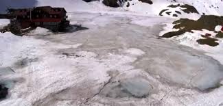 Drumul este închis pe o porţiune de 27 kilometri timp de 8 luni din an, iarna şi primăvara, din cauza pericolului de avalanşe, căderi de stânci, alunecări de teren ş.a. Cand Se Deschide Transfagarasan Transfagarasan