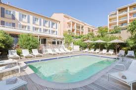 Las habitaciones de los huéspedes incluyen aire acondicionado, y hôtel les calanques les issambres te ayuda a que estés conectado, ya que dispone de wifi gratuito. 28 Hotels Aux Issambres Var Et Ses Environs Reservation En Ligne