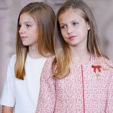 A punto de cumplir 15 años en octubre, el último invento ha sido atribuirle a la princesa un novio.falso e inventado por un digital catalán. Konigin Letizia Ihre Tochter Sofia Und Leonor Werden Immer Schoner Gala De