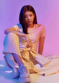 Itzy members want to share with your their unique ways of rocking denims, for casual brand 'andar's 2020 spring/summer line! Lianology Itzy Lia Andar Korea Strawberry Jisu Facebook