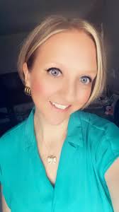 which rounded square gold leaf pendant do yall like better?! YELLOW👍  GREEN❤ thanks in advance!💕