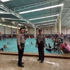 Ya, memang tiga hal tersebut sangat identik dengan kota surabaya. Patroli Rutin Dan Sambangi Lokasi Wisata Kolam Renang Tribratanews Polres Batang