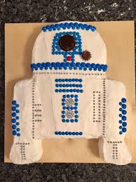 Einfach Star Wars R2d2 Cake Hergestellt Aus Blauen M M S Silbernen Deko Kugeln Rolo Star Wars Birthday Cake Star Wars Cupcakes Star Wars Cake Easy