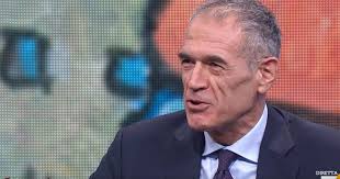 Check out a collection of carlo cottarelli out about milan photos and editorial stock pictures. Dimartedi Lo Scontro Tra Carlo Cottarelli E Salvini Piu Di Un Indizio L Antipasto Del Nuovo Premier Libero Quotidiano