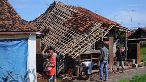 Mimpi terkadang bukan hanya sebuah bunga tidur semata, mimpi juga kadang merupakan pertanda bagi kehidupan kita kedepan. 8 Arti Mimpi Atap Rumah Roboh Apa Ya Maknanya Cintalia Com