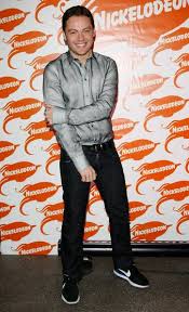 Alla mia età è il quarto album in studio del cantautore italiano tiziano ferro, pubblicato il 7 novembre 2008. Tiziano Ferro Photostream Kids Choice Award Young And Beautiful Singer