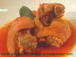 Añade las hojas de laurel, los huesos de jamón, la guindilla y una pizca de sal. Receta De Patas De Cerdo Picantes