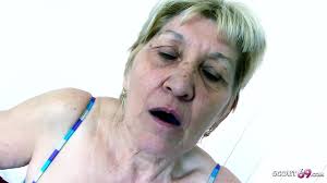 Extrem alte Oma Gabi hat Sex mit Monster Schwanz Jungspund - XNXX.COM