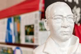 To celebrate Jinping's 70th birthday, statues of him and Peng Liyuan are