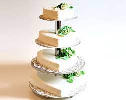 Kleine kuchen groß in szene gesetzt etageren sind ein gefragtes wohnaccessoire auf der kuchentafel: Rosenherzen Torte Auf Etagere Hochzeitstorte Traumtorten