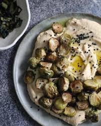 Hanno una dimensione molto piccola, più o meno quella di una noce, e sono strettamente incappucciati, piuttosto sodi e compatti, dal colore chiaro. Cucina Botanica Cavolini Di Bruxelles O Li Si Ama O Li Facebook