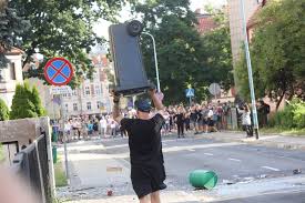 Jedni twierdzą, że zmarł w karetce, inni że po dwóch godzinach w szpitalu. Ev9qqts7ocgwbm