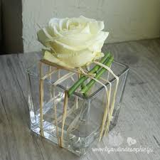 Centre De Table Dans Vase Carre En Verre Avec Une Jolie Rose Blanche Ideal Pour Une Decoration Deco Centre De Table Decoration De Table Florale Idee Deco Vase