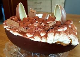 Ala fine si prende una coppa, sul fondo si mettono gli amaretti sbriciolati, li si bagnano con un poco di caffè, e poi sopra abbondante crema, il cioccolato tritato ed degli amaretti interi. Ricette Uova Di Cioccolato Ripiena Con Savoiardi E Crema Al Mascarpone Senza Uova