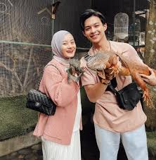 Kedua pasangan ini melangsungkan prosesi akad dengan penuh khidmat itulah dia serangkaian inspirasi gaun dan kebaya dinda hauw dari tunangan hingga akad. Dinda Hauw