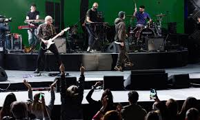 strofa 1 capelli biondi senza le mesh uno, due, tre, quattro, conto il cash fanno gli spessi, ma sono trash dopo che chiavo, li chiamo flash non ho bisogno che paghi la cena portami sull'altalena, ah lasciamo la luce accesa baby, non sono maria maddalena. Fedez Al Concertone Del 1 Maggio Si Rivolge A Draghi Sul Calcio Attacca La Lega E Accusa La Rai Di Censura Video Champions League Calciomercato Com