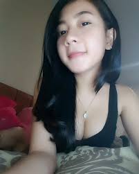 Jadi ceritanya, aku dan suami ada di surabaya untuk menghadiri nikahan salah satu saudara perempuan dari suamiku. Cerita Sex Setelah Nonton Video Porno Aku Mempraktekkanya