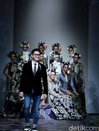 Aplikasi desain baju akan mempermudah para desainer dalam membuat desain tentang fashion baik itu baju, kaos juga tas, inilah aplikasi yang bisa digunakan. Bangga 10 Desainer Indonesia Ini Sukses Pamerkan Batik Ke Internasional